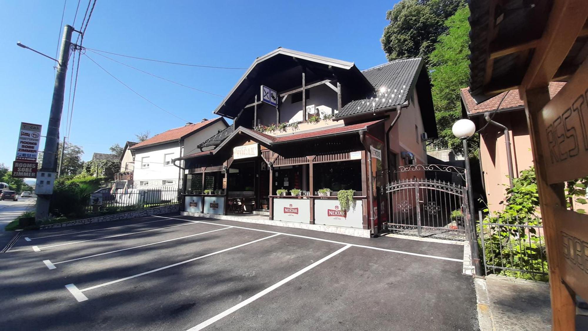 Restoran I Sobe "Tocak" Acomodação com café da manhã Doboj Exterior foto